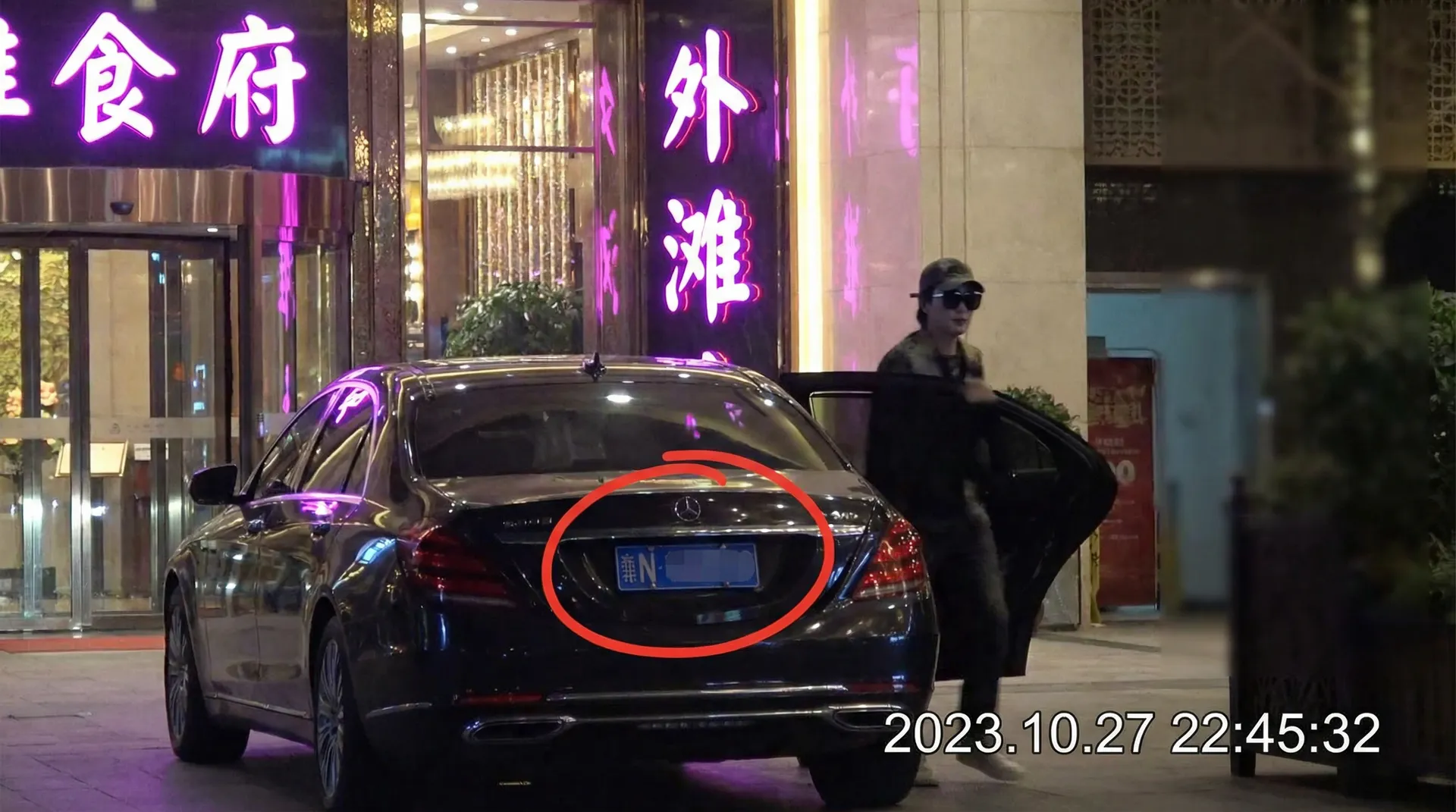 万博体育官网网站 - 豪车餐厅外偷拍